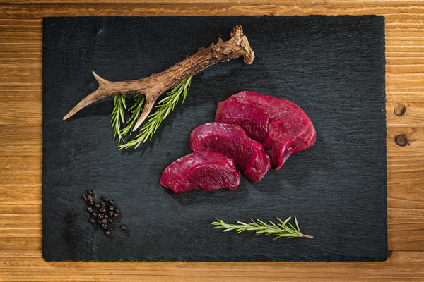 Rehschnitzel aus der Keule, Wildfleisch aus bayerischer Jagd