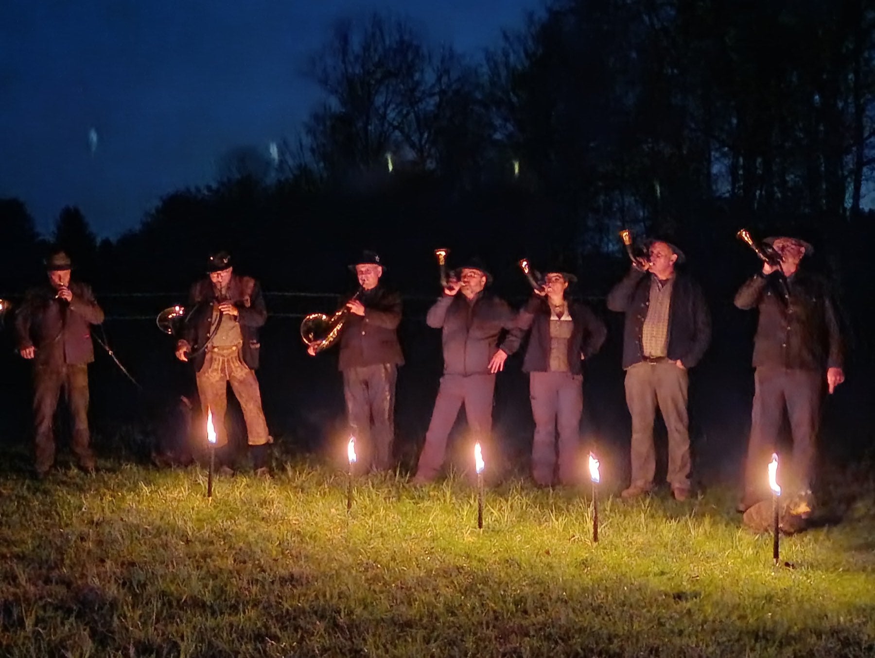 Jagdhornbläser mit Fackeln bei der Abschlussfeier der Jagdschule